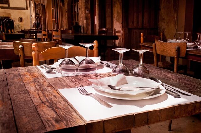 Elegancko nakryty stół w restauracji Na Skrajnej